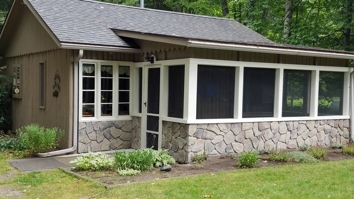 Honor Cabin | Twin Birch Resort - The Brown Bear Cabin: Lake Access with Rowboat and Kayak!