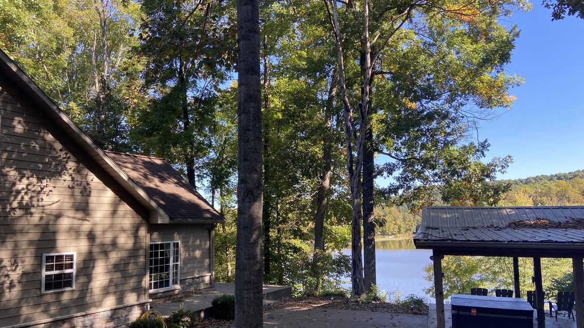 Cannelton House | Twin Canoes Lodge, A Waterfront Oasis. Kayaks & Canoes. HotTub & Sauna. 6 Acres.