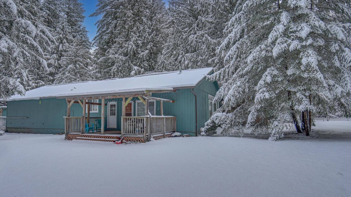 Zigzag House | Twin Cedars Getaway, Fenced Yard with Lawn, Deck, BBQ, Dog Friendly
