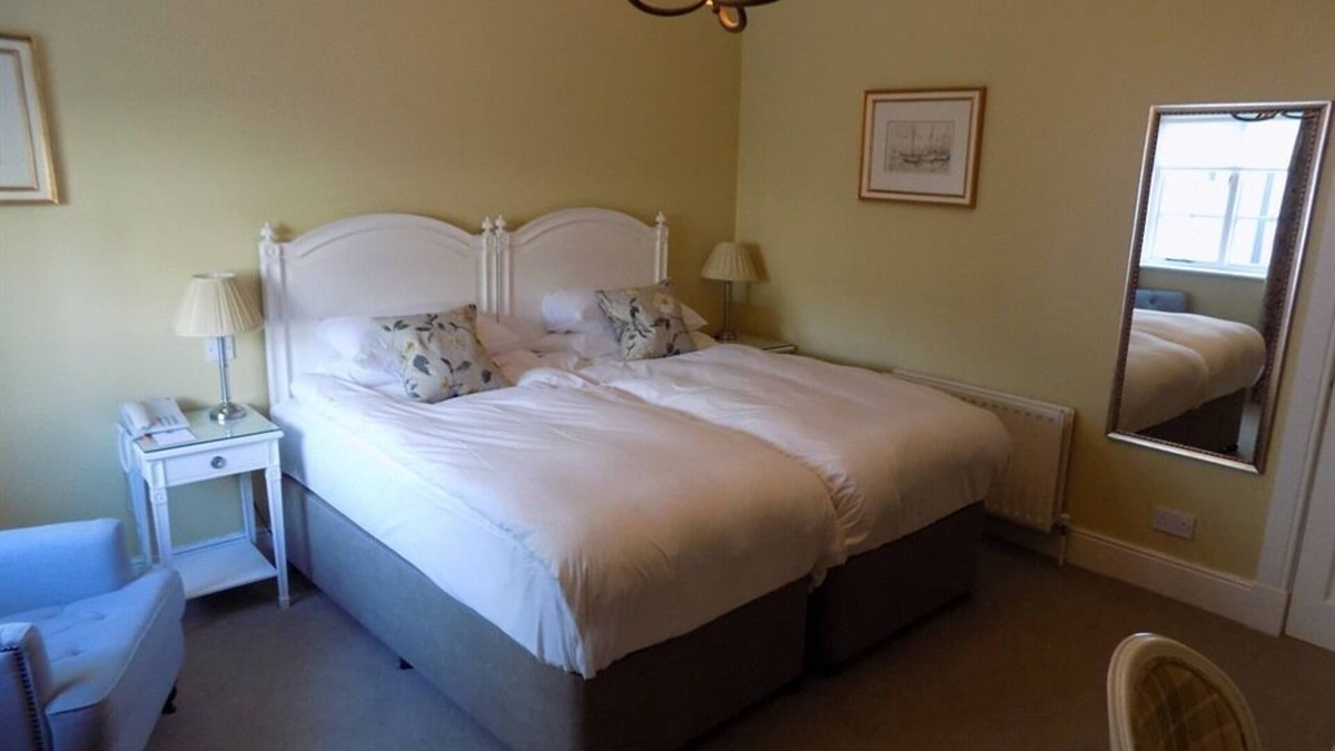 Termonfeckin Hotel | Twin Ensuite with Bath at Flynns of Termonfeckin