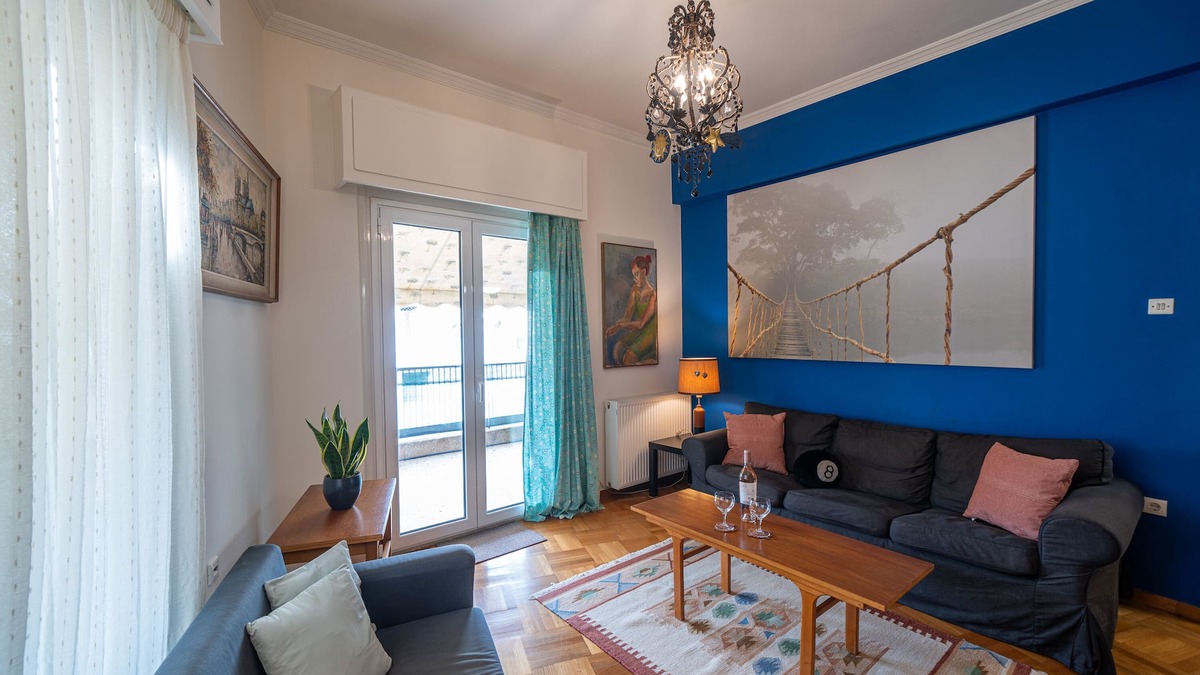 Pangrati Apartment | Twin Heights: A Retro Home for 3