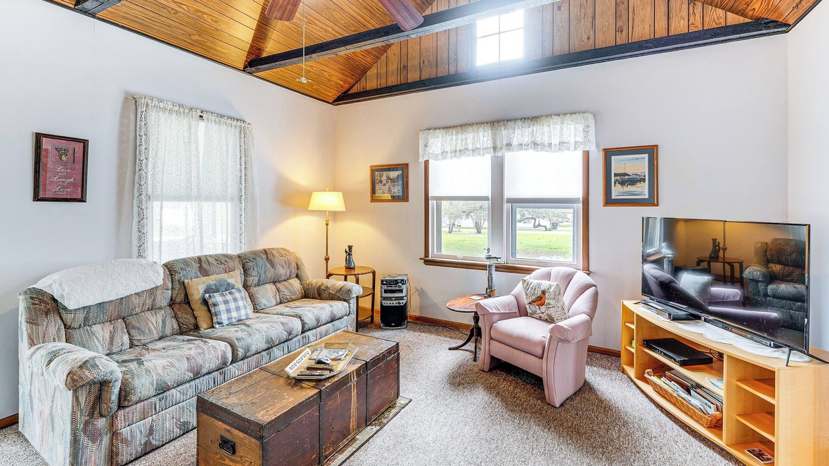 Twin Lakes Cottage | Twin Lakes Cottage: Walk to Elizabeth Lake!