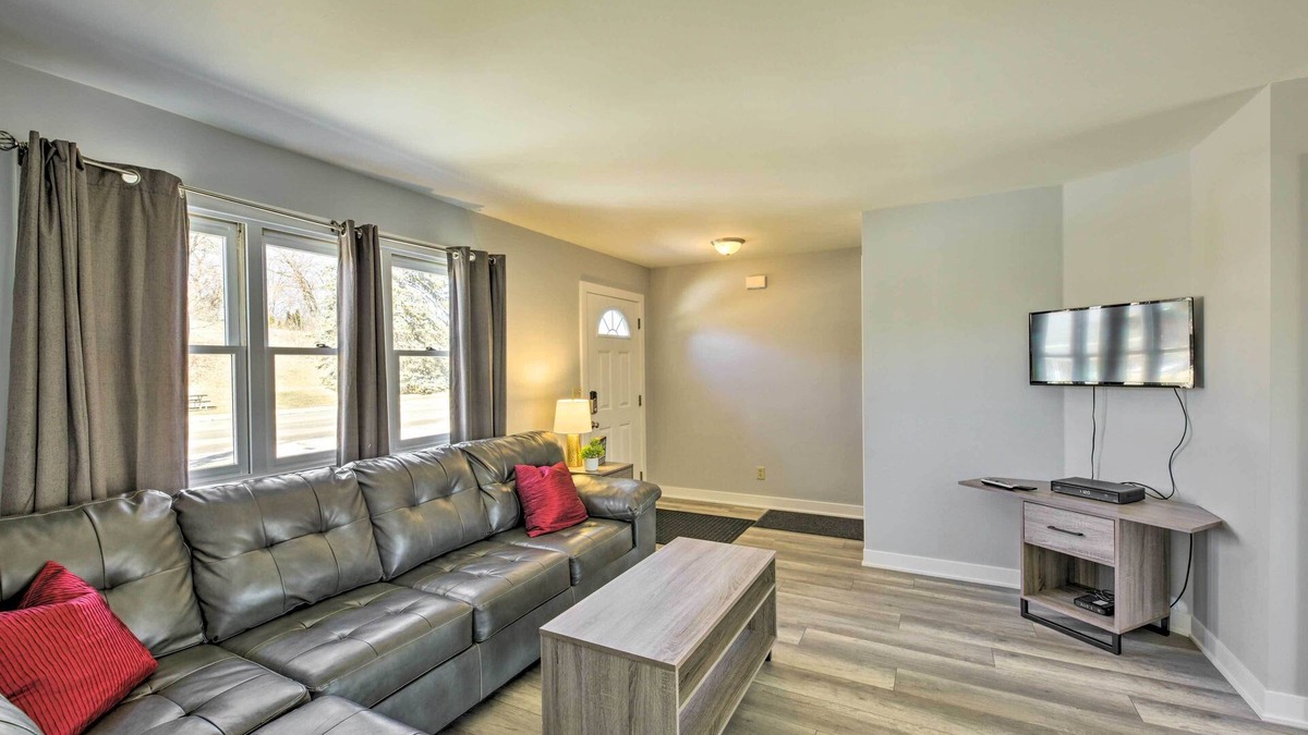 Twin Lakes House | Twin Lakes Escape w/Deck < 1 Mi to Beach!