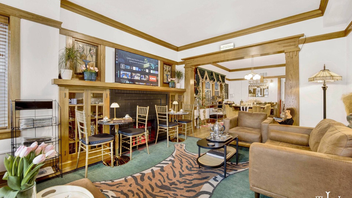 Bucktown Apartment | Twin Lions Lodge w/Speakeasy Tiki Bar* and Outdoor Oasis