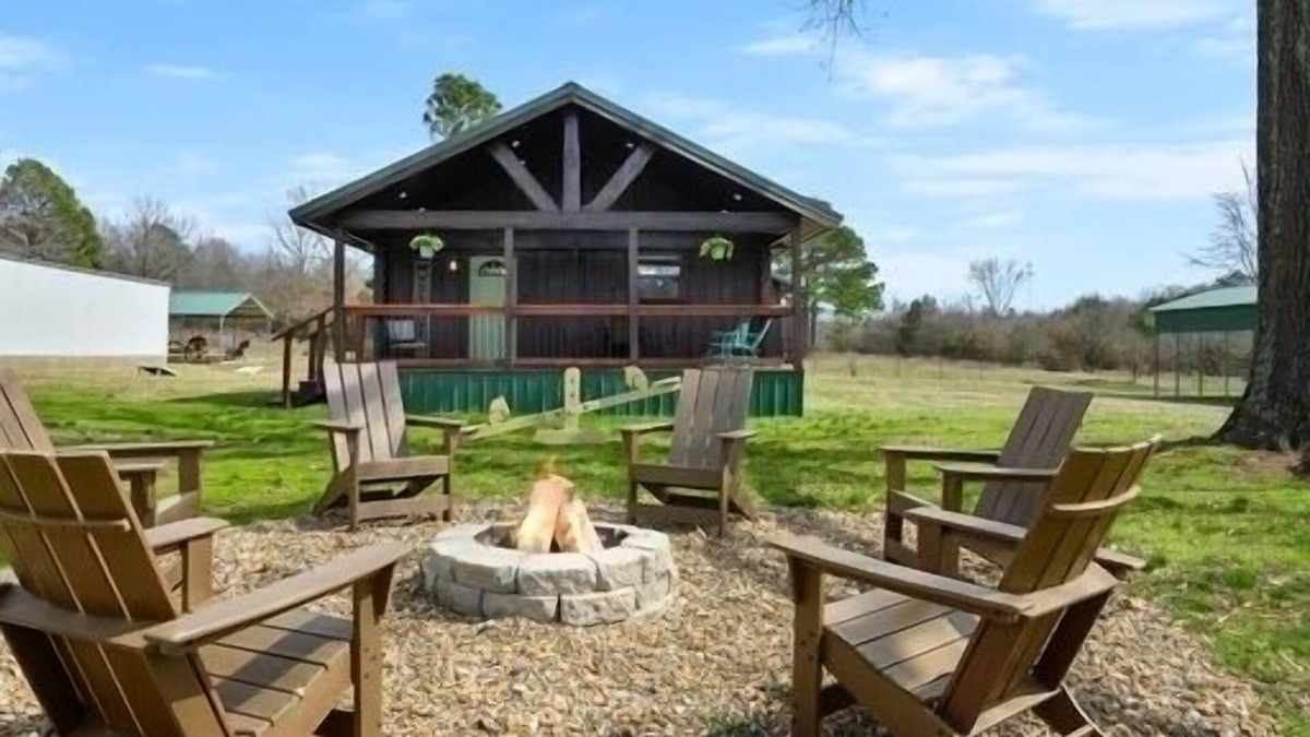 Battiest Cabin | Twin Oaks Cabin sleep 6, 2 BR, 1 K 2 Q, 3 Bath, Hot Tub Fire Pit Grill big yard