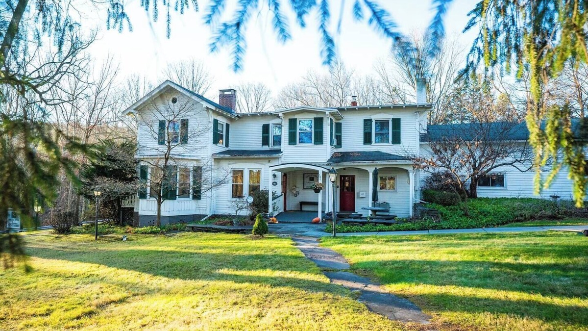 White Mills House | Twin Oaks Near Lake Wallenpaupack | Historic Home