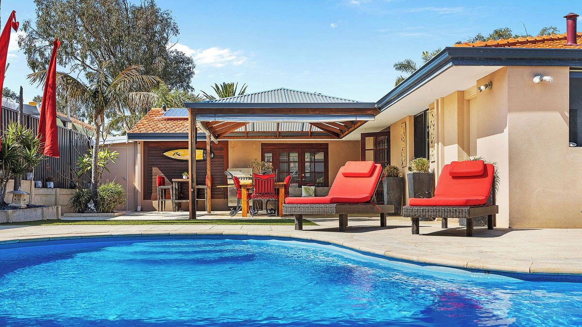 Marmion House | Twin Palms: 4BRM Coastal Retreat with Pool & BBQ