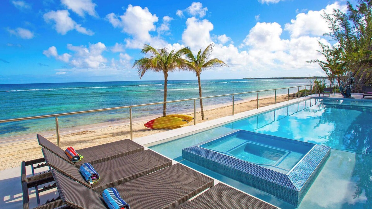 North Side House | Twin Palms: Barefoot Beach w/Shallow Snorkeling & 60-ft Pool w/Heated Spa in Rum Point