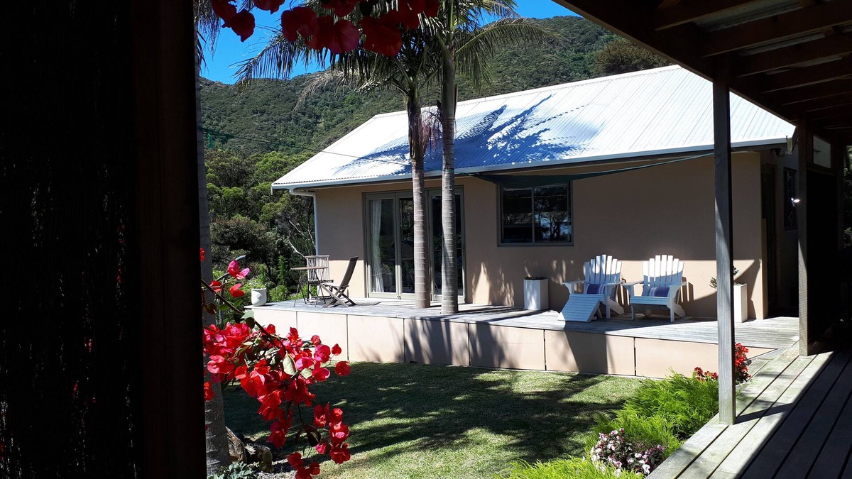 Whangarei Heads Ski Chalet | Twin Palms Ocean Beach, self contained chalet.