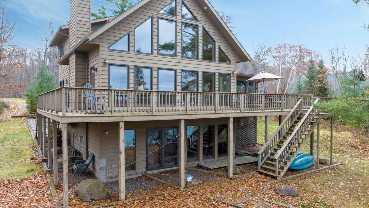 Stone Lake Cabin | Twin Pines: Dog-Friendly Lakefront Cabin w/Private Dock & Kayaks