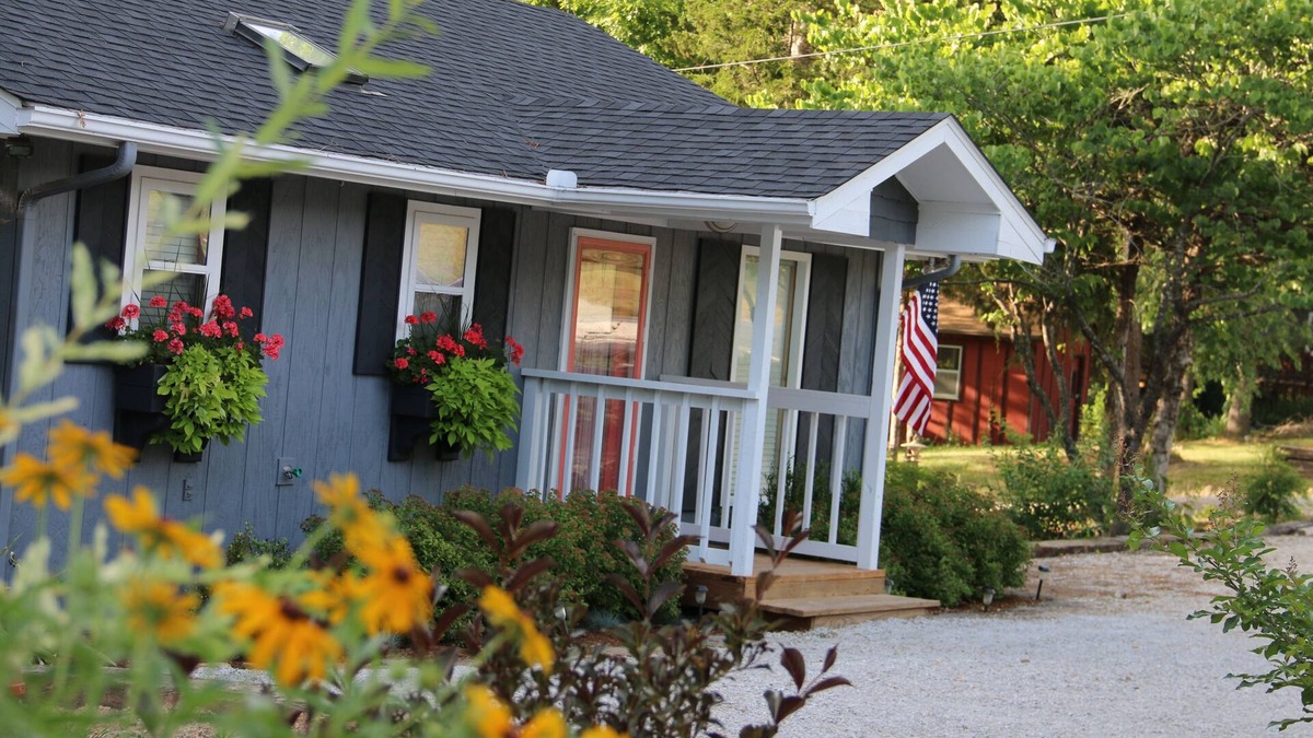 Eagle Rock House | Twin Pines Shanty, Dog Friendly. Sleeps 6. Lakeview. Free Wifi