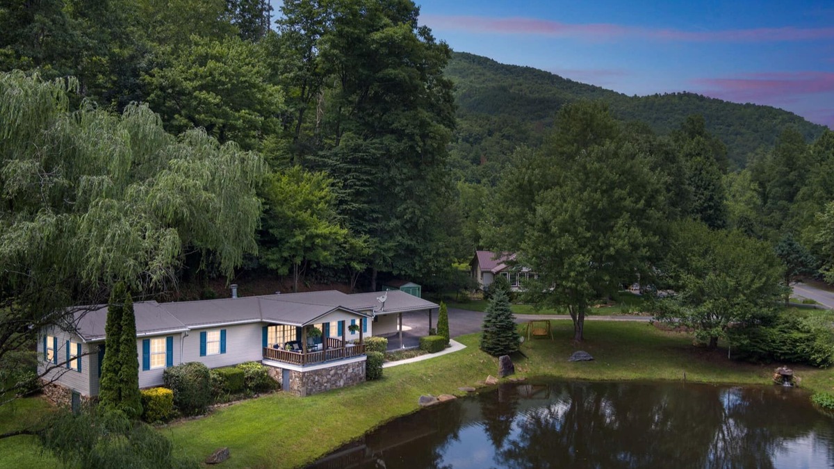 Whittier House | Twin Ponds Retreats (4-Bedroom) - Pets Allowed by RedAwning