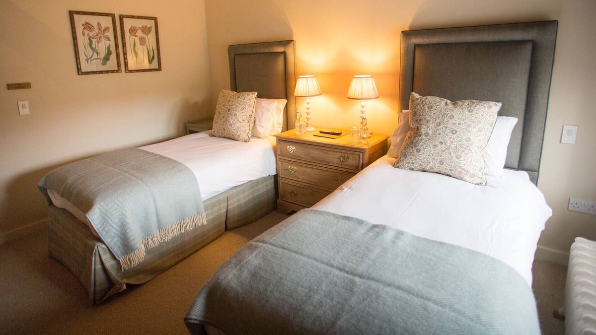 Edington Bed & Breakfast | Twin Private Bathroom Tinhead room at The Three Daggers