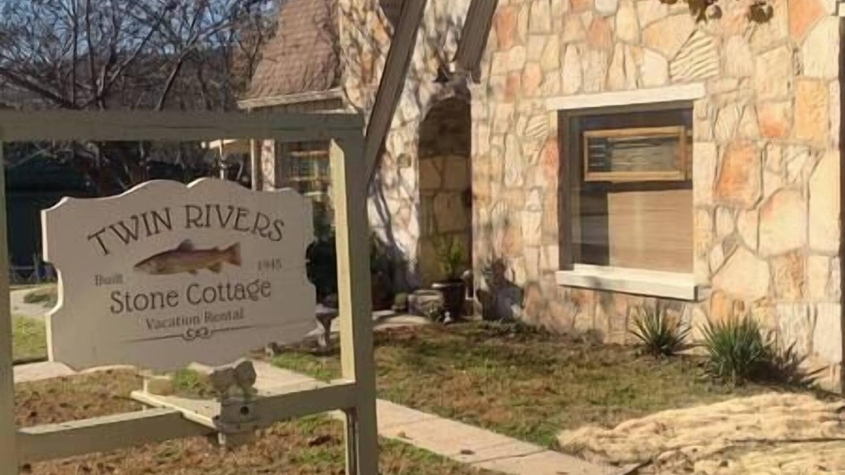 Norfork House | Twin River Stone Cottage - 7 BR/Sleeps 20