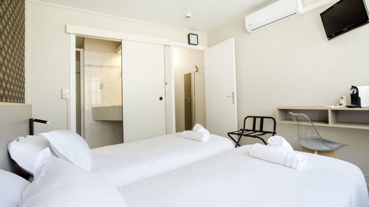 Bron House | Twin room-Ensuite with Shower-Garden view
