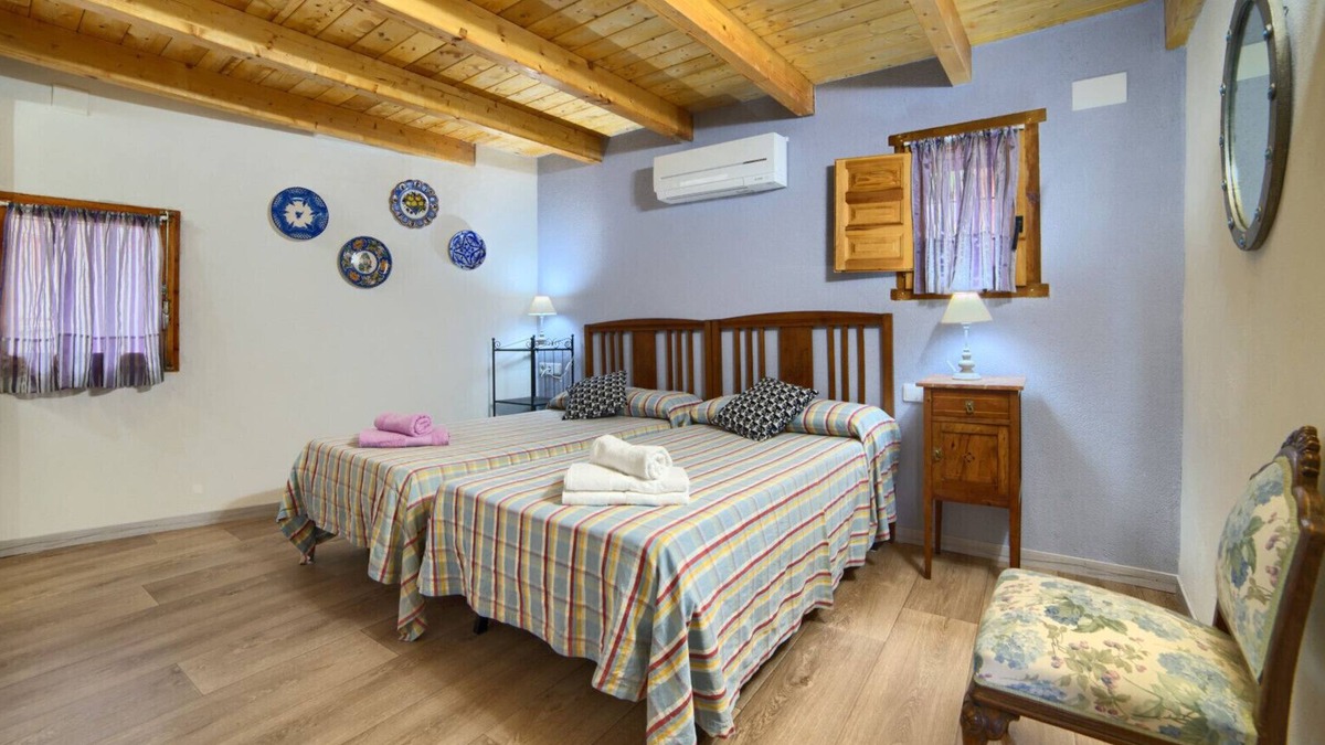 Ejulve House | Twin room-Private Bathroom-Mountain view-Azul
