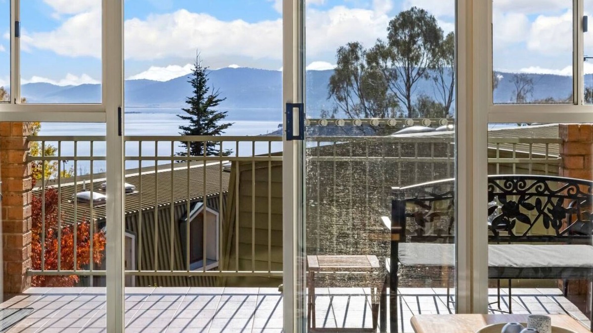 Jindabyne Apartment | Twin Seasons 2 - Two bedrooms with great views of Lake Jindabyne