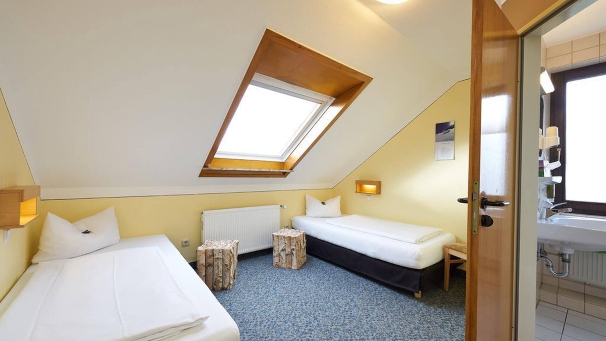 Kirchberg House | Twin Shower/WC, TV - Landhotel Karrenberg