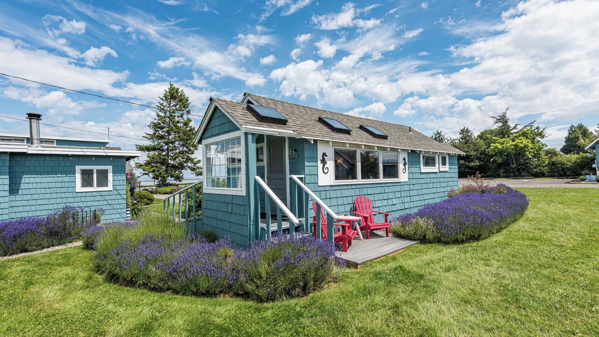 Sequim Cottage | Twin View Cottage - King, Futon, jetted tub