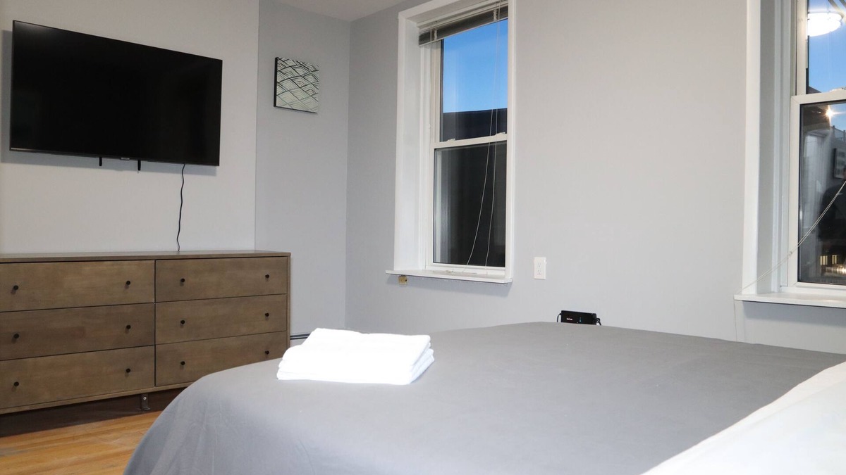 Historic Downtown House | TwinCity 2 BR/1 BA Apt - Rainfall Shower!