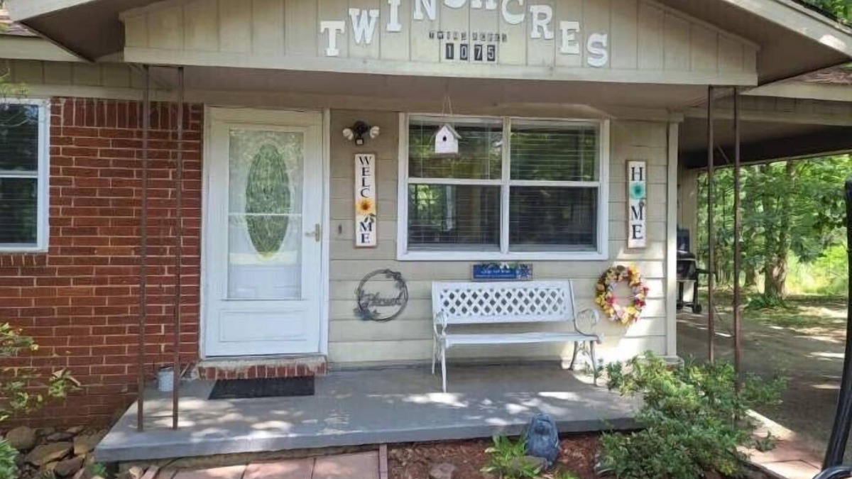 Wilburn House | TwinsAcres Heber Springs AR. 2 night minimum stay. No 1 night rental.