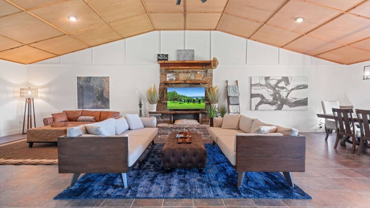 Muskogee House | Twisted Tree with Arkansas River Views and Hot Tub