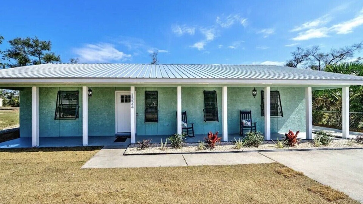 Panama City House | TWISTED TURTLE! 3bed/2bath home with POOL & GAME ROOM in Historic St. Andrews!