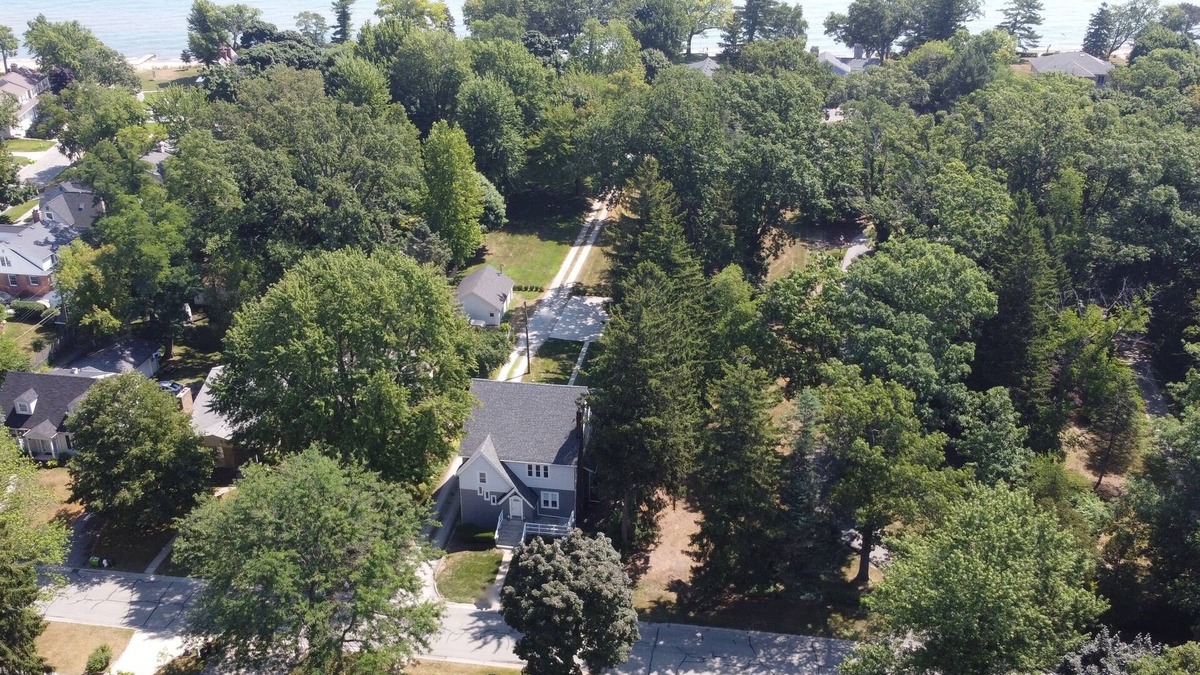 Port Huron House | Two 3/1 Apts. in Huge Home One House off Lake w/Lake Views, Walk to Beaches
