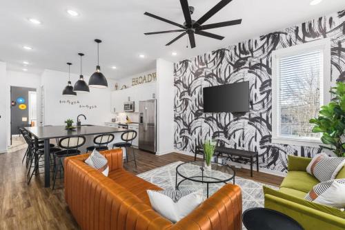 Cleveland Park House | TWO Adjacent Homes Sleeps 24 Only 3 miles to Broadway