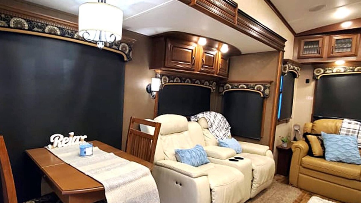 River Ranch RV Rental | Two bath fully stocked RV with free golf cart