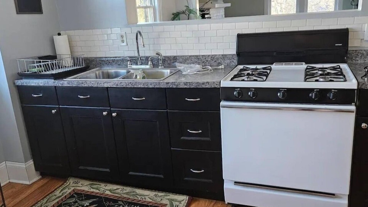 Lake Bluff Apartment | Two Bed/1 Bath Apartment - East Lake Bluff - In Village Location