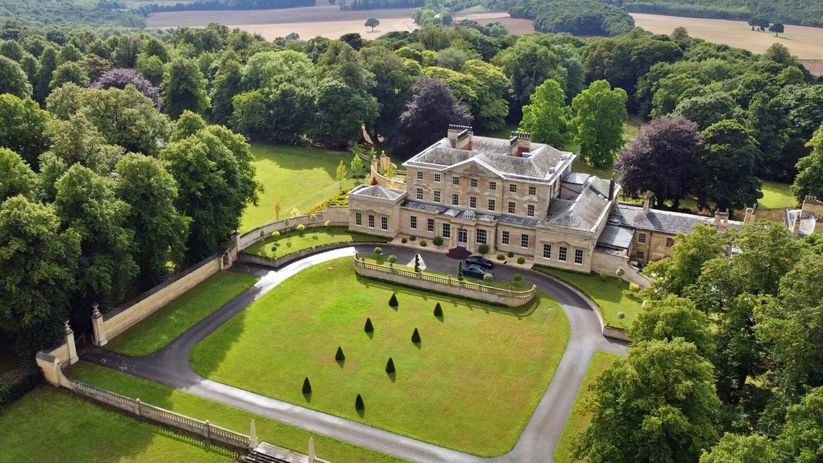 Hickleton Apartment | Two bed apartment in historic stately hall. A beautiful Georgian period property