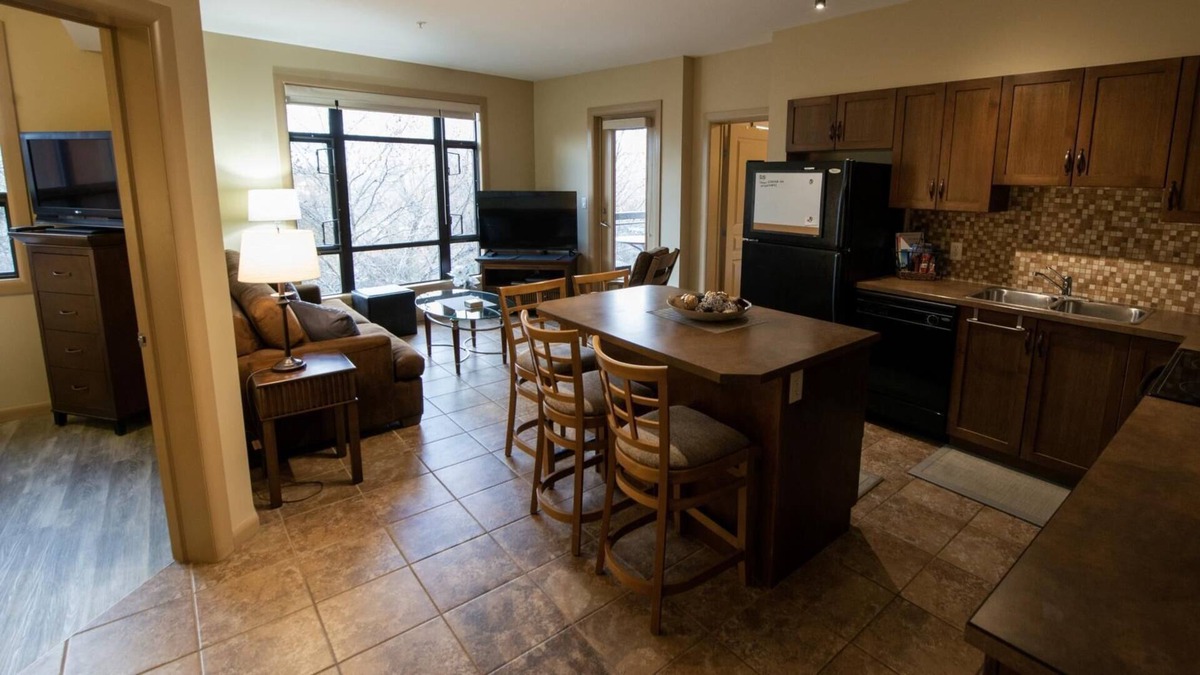 South Pandosy Hotel | Two Bed Two Bath Corner Unit #432