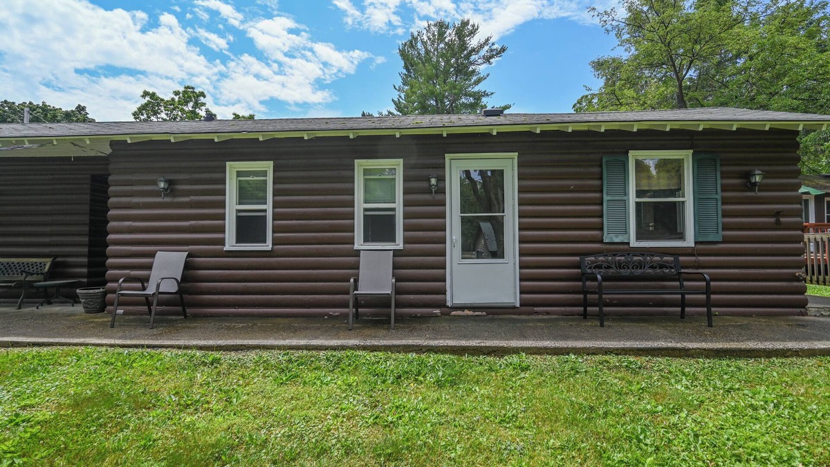 Williams Bay Cabin | Two Bed Two Bathroom Cabin with kitchen area