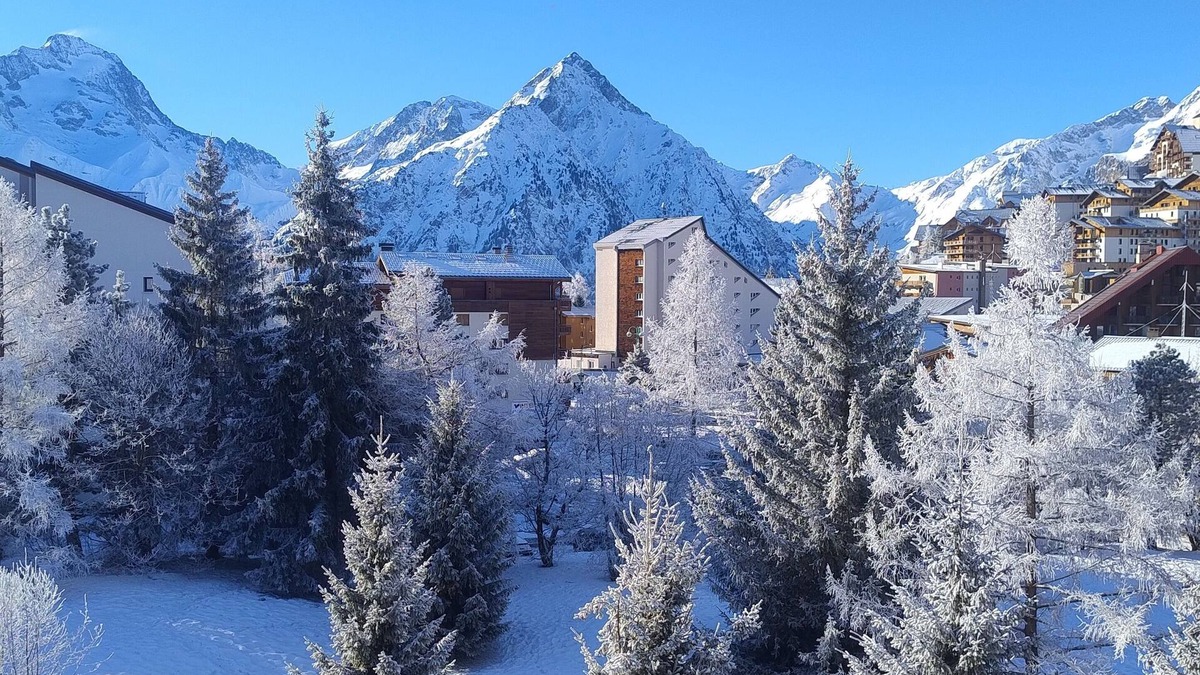 Les Deux Alpes Apartment | Two Bedroom Apartment 50 Metres from the Slopes with Stunning Alpine Views