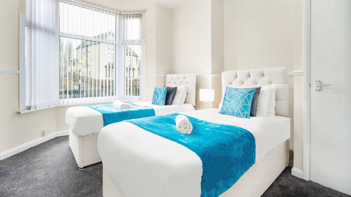 West Bromwich Apartment | Two Bedroom Apartment - Twin Beds - Smart TV - WIFI