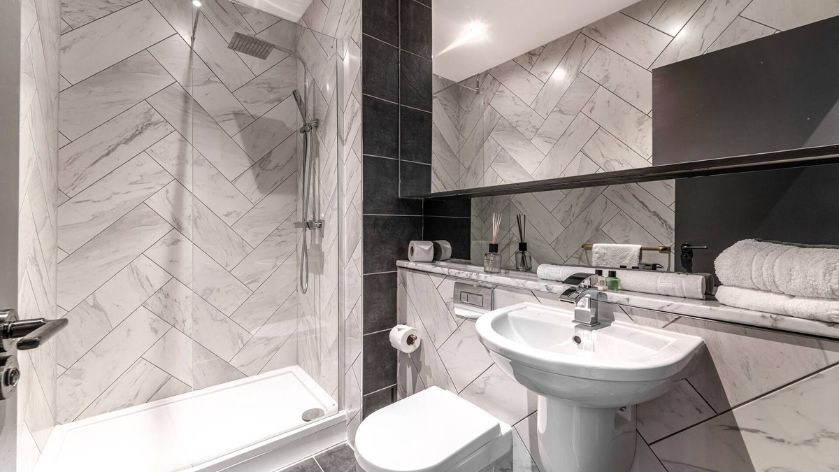 RopeWalks Apartment | Two-Bedroom Apartment 107 (Sleeps 7) - minutes from L1 and all major attractions