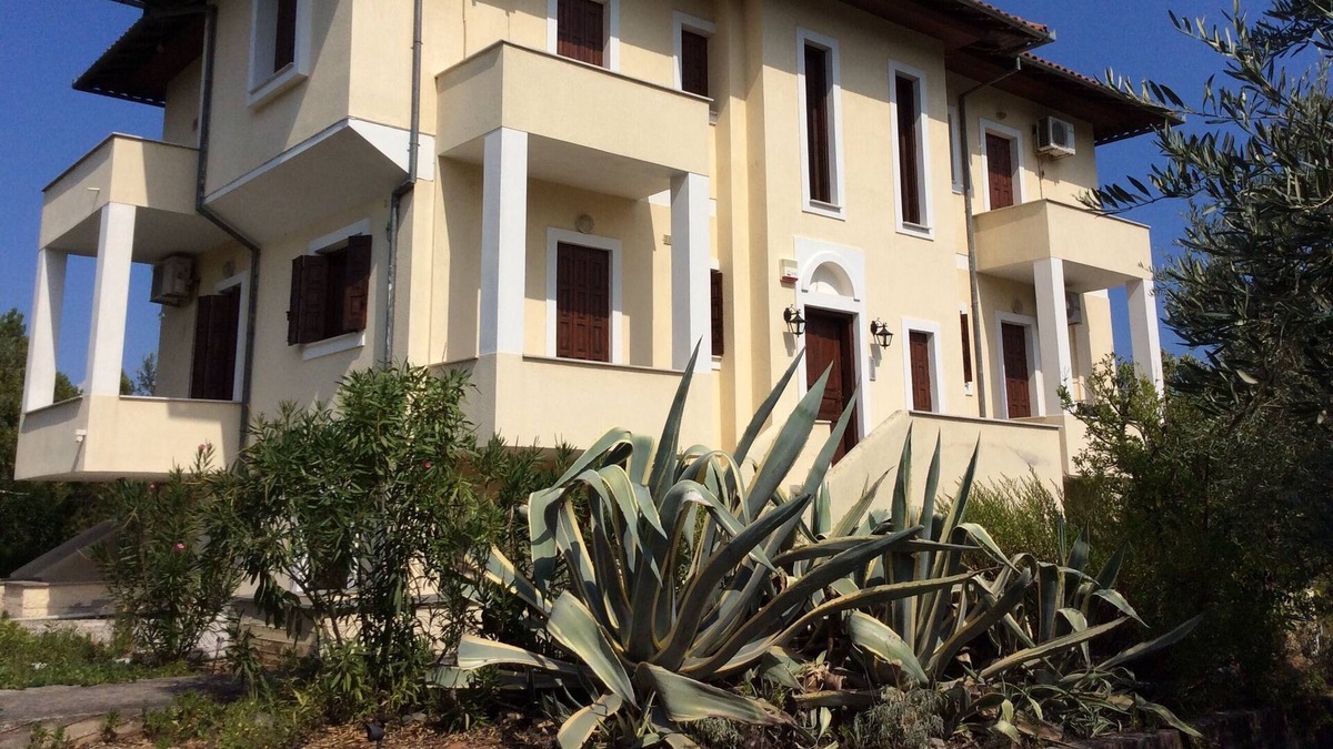 Pella Region Apartment | Two bedroom apartment in pretty seaside village