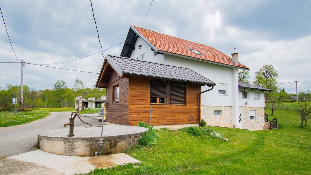 Lipovaca Dreznicka Apartment | Two bedroom apartment with balcony Lipovača, Plitvice (A-19450-a)
