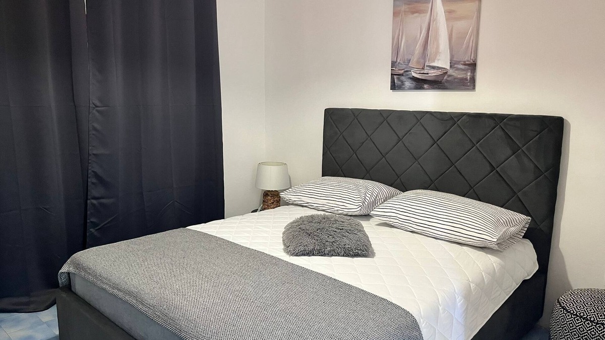 Potocnica Apartment | Two bedroom apartment near beach Potočnica, Pag (A-222-c)