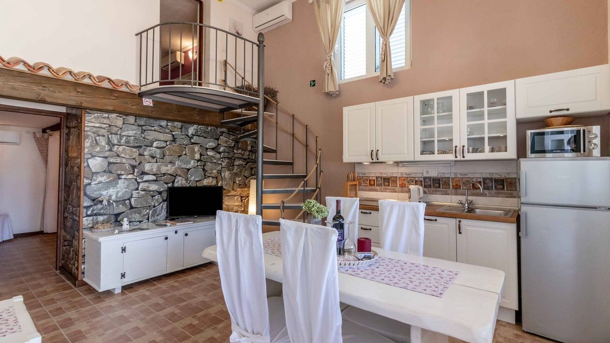 Banjol Apartment | Two bedroom apartment with terrace Banjol, Rab (A-19804-b)