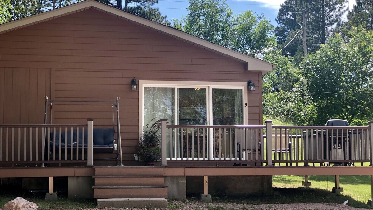 Hot Springs Cabin | Two bedroom cabin, private lake, pet friendly