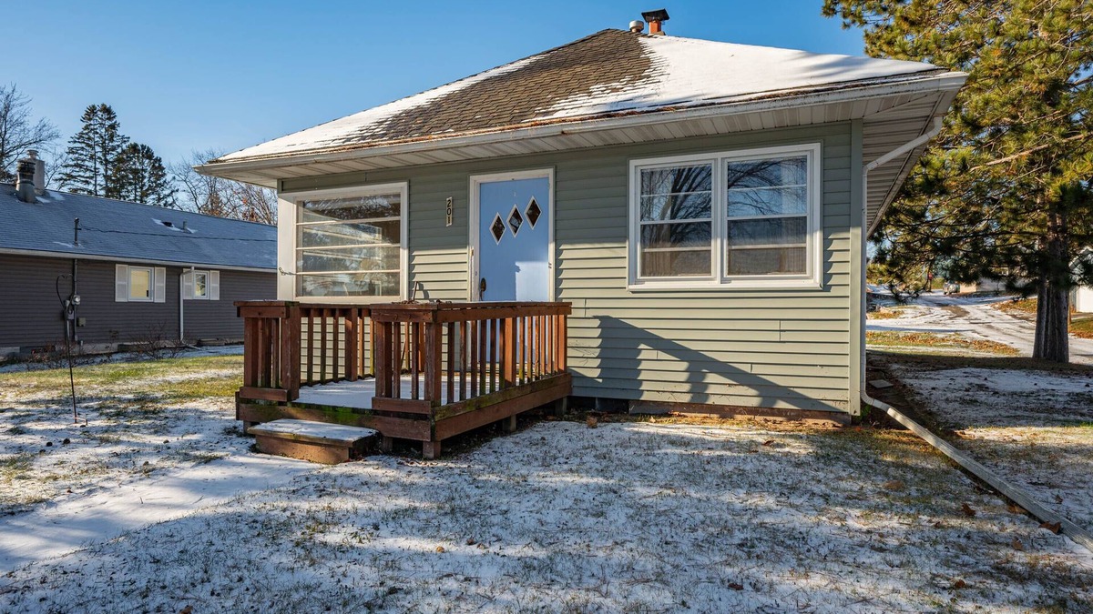 Coleraine House | Two Bedroom Cottage near Mt Itasca, Hodgins-Bernardo Arena, Eagle Ridge Golf Course & Trout Lake