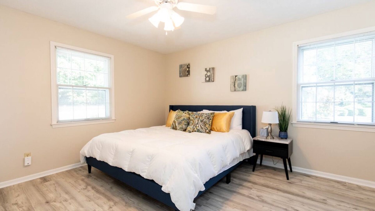 Sandusky House | Two Bedroom Cozy Cottage near Sports Force, Kalahari, and Cedar Point!