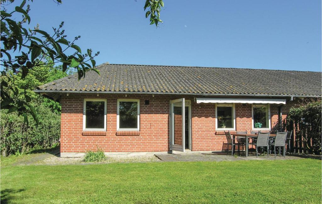 Humble House | Two-Bedroom Holiday Home In Humble