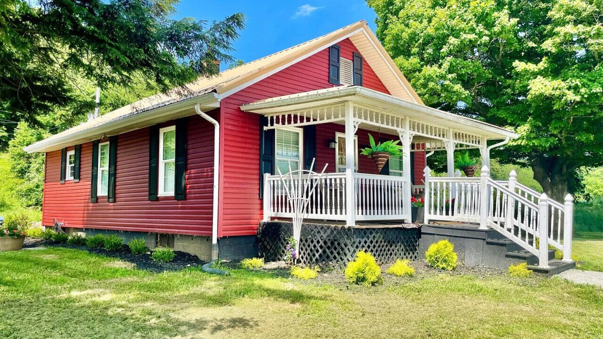 Fresno House | Two Bedroom House Close to Local Favorites