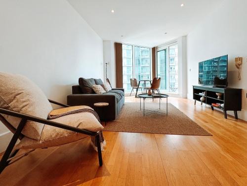 St. Mary's Park Apartment | Two Bedroom Luxury Waterfront Apartment in London