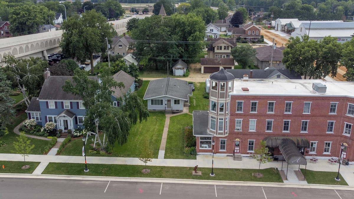 Wabasha House | Two Bedroom Main Street house in the middle of Wabasha MN