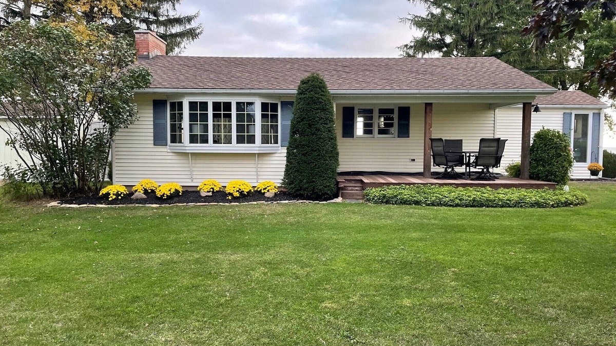 Wilson Cottage | Two-bedroom one bath lake front cottage Wilson NY.