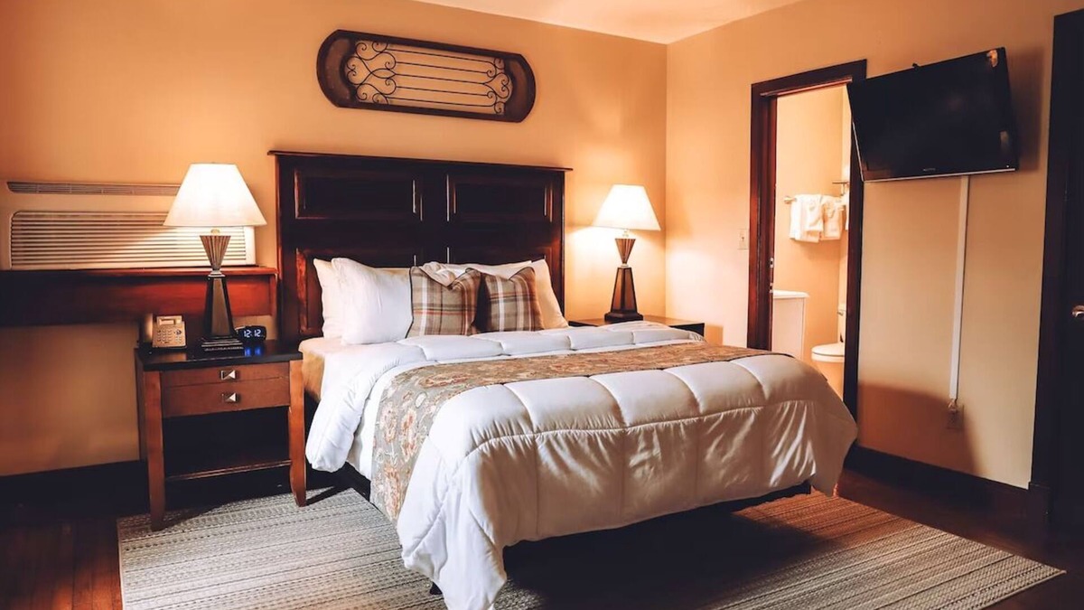 Milford House | Two Bedroom Queen Suite, Tom Quick Inn, Pet-Friendly, Free Parking